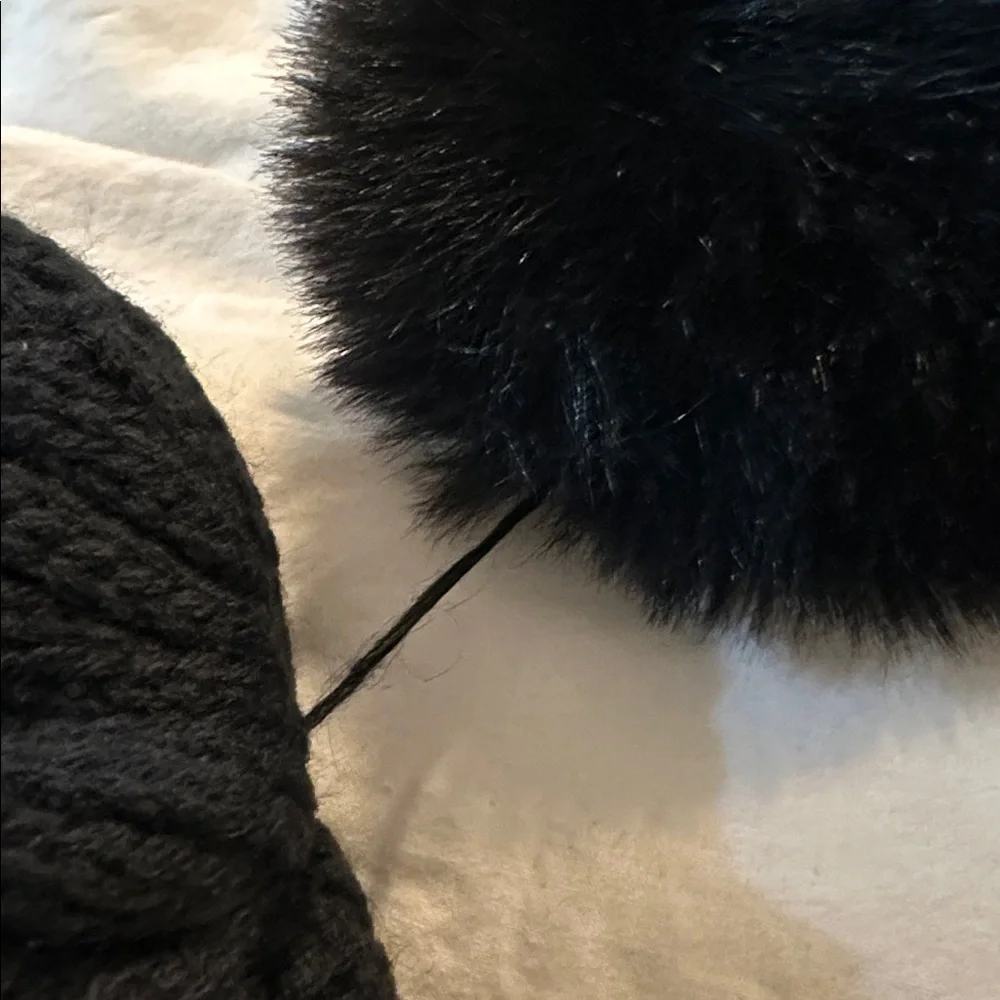 Ugg beanie Black with Pom Pom - Picture 3 of 6